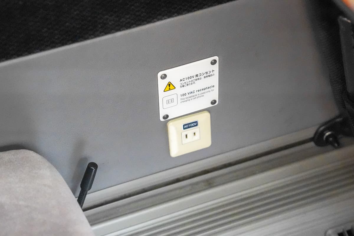 100V power outlet inside Narita limousine bus
