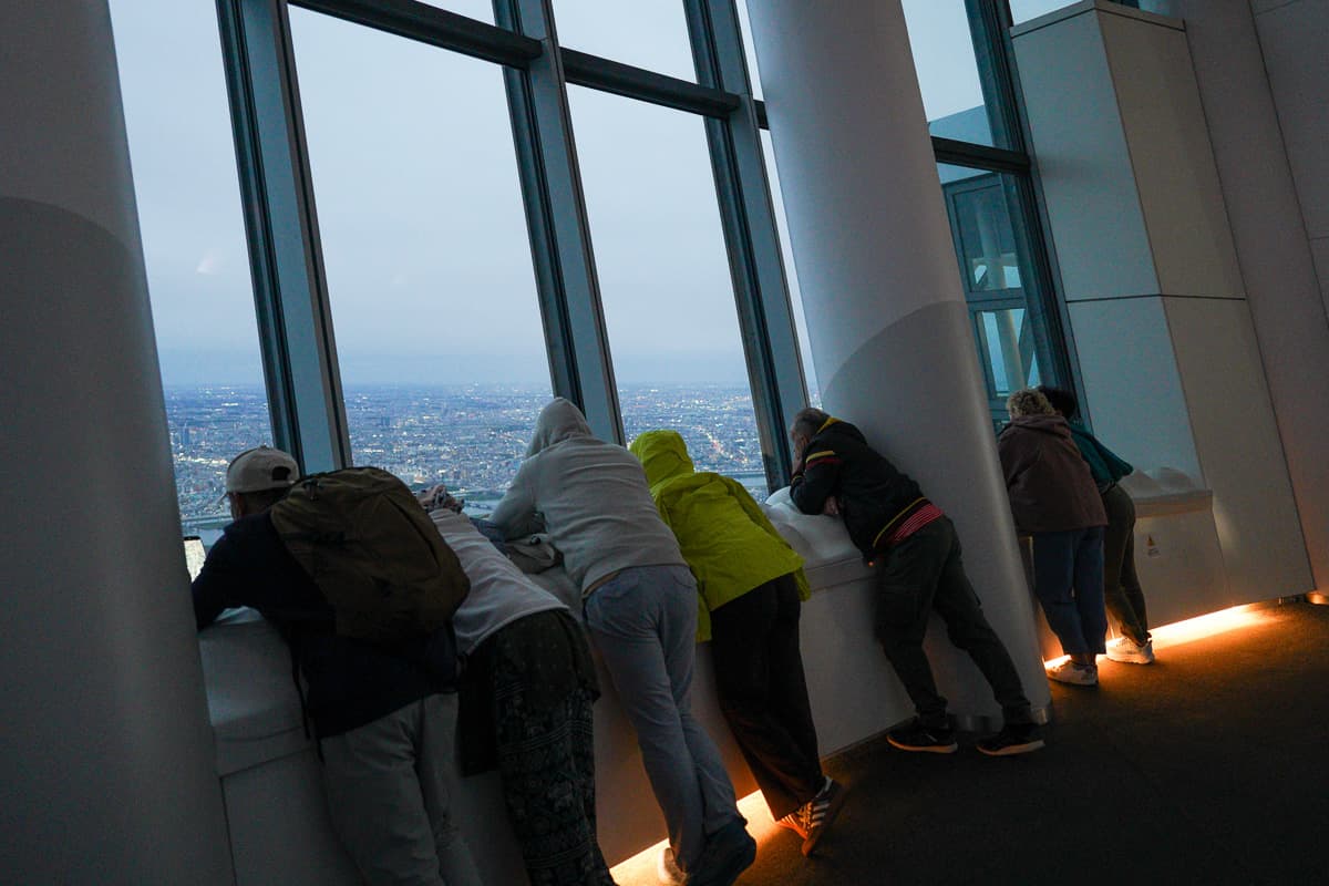 스카이트리 갤러리아 구름 쿠션에서 전망 보는 모습
