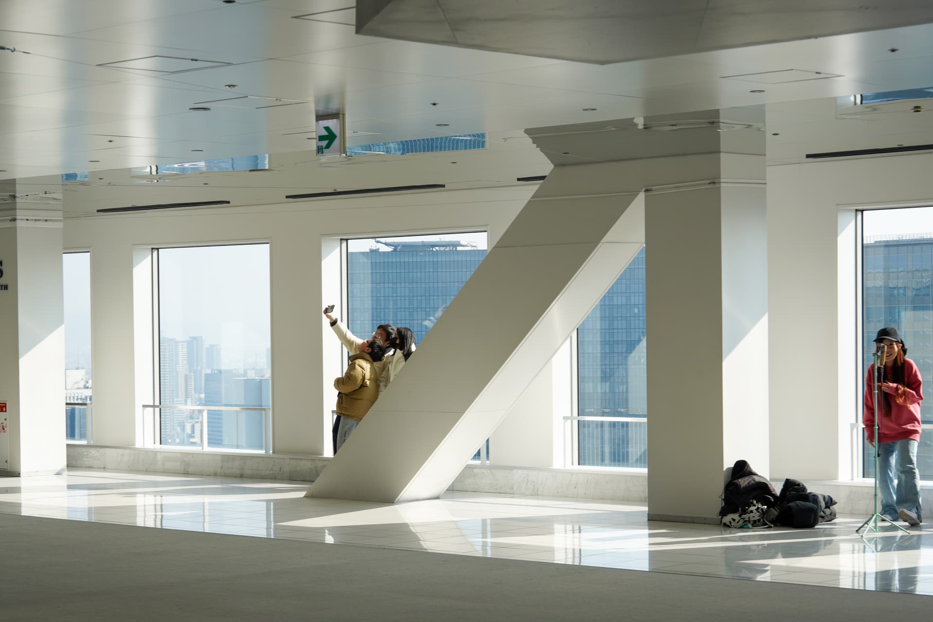 Indoor observatory atmosphere with X-shaped support beam