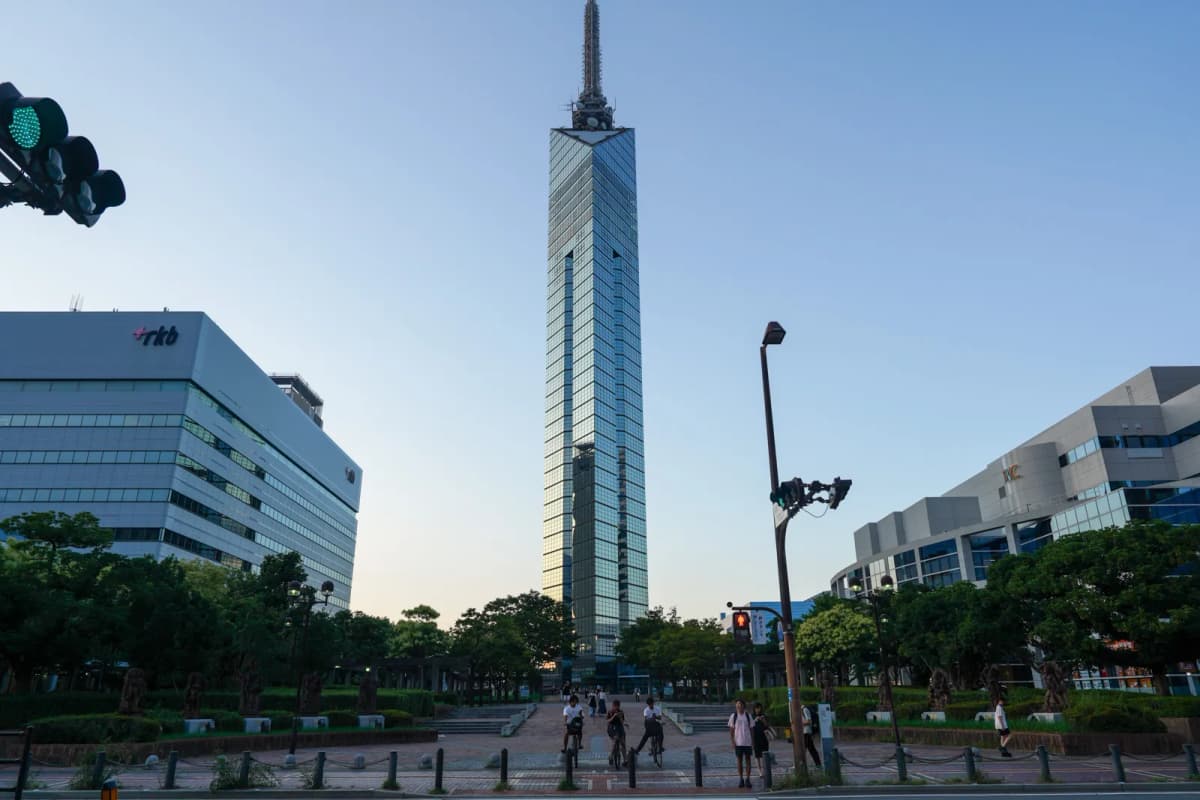 광장 끝에 높이 솟은 후쿠오카타워