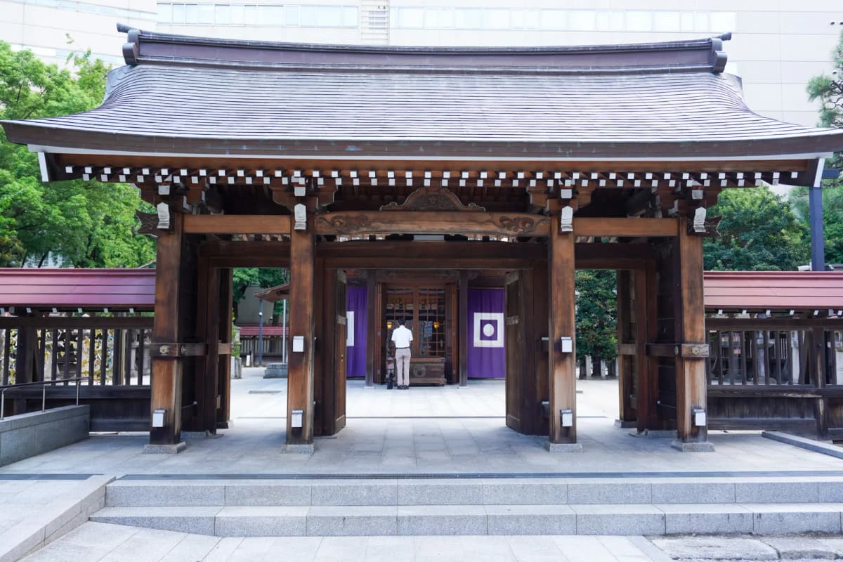 Main gate of Kego Shrine next to Blue Bottle Tenjin