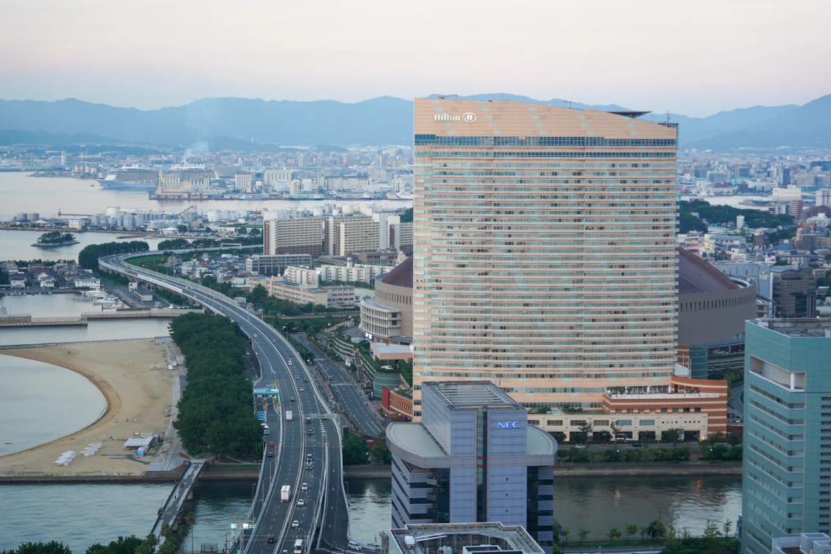 전망대에서 본 힐튼 후쿠오카 시호크와 모모치해변