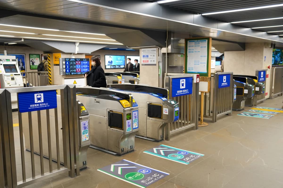 Keihan Railway west ticket gates with floor markings for tickets and IC cards