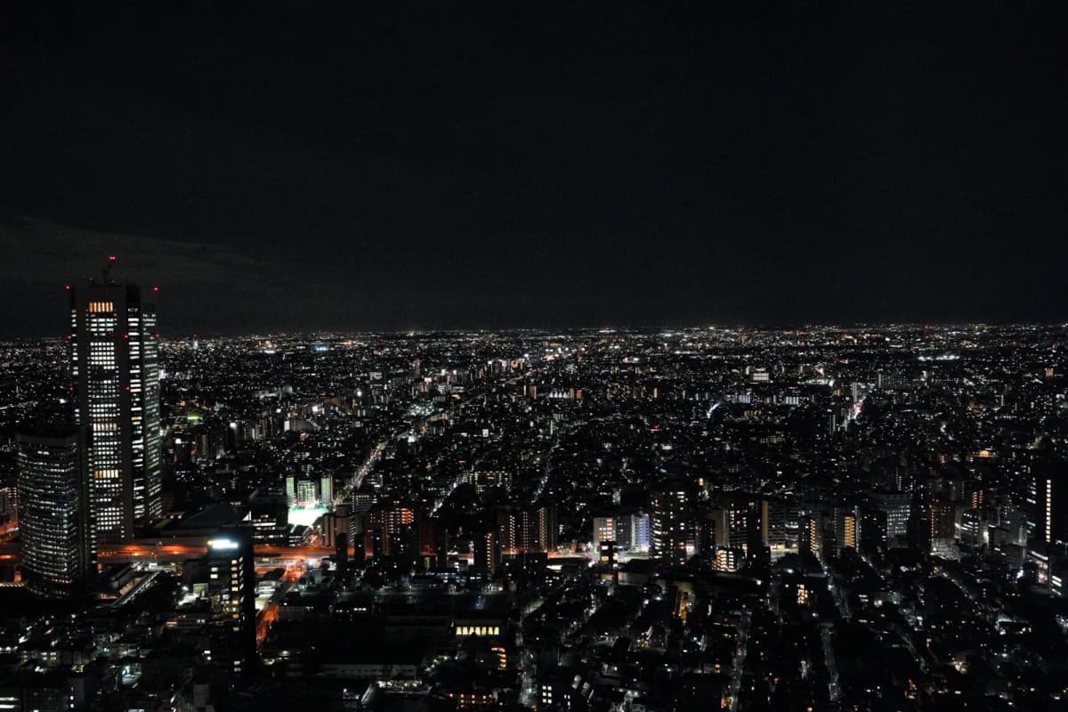 Wide-open night view over Tokyo from the observatory