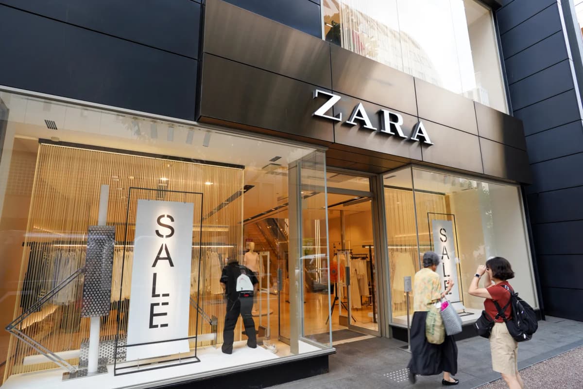 Zara Tenjin entrance with SALE signs in the windows
