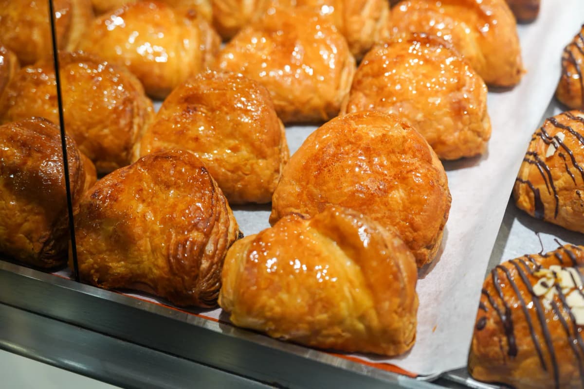 Rows of Ringo custard apple pies in the display case